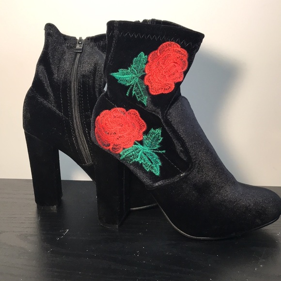 Forever, Women’s Size 6 Black with Red Roses Faux Suede Embroidered Heeled Boots - Picture 4 of 10
